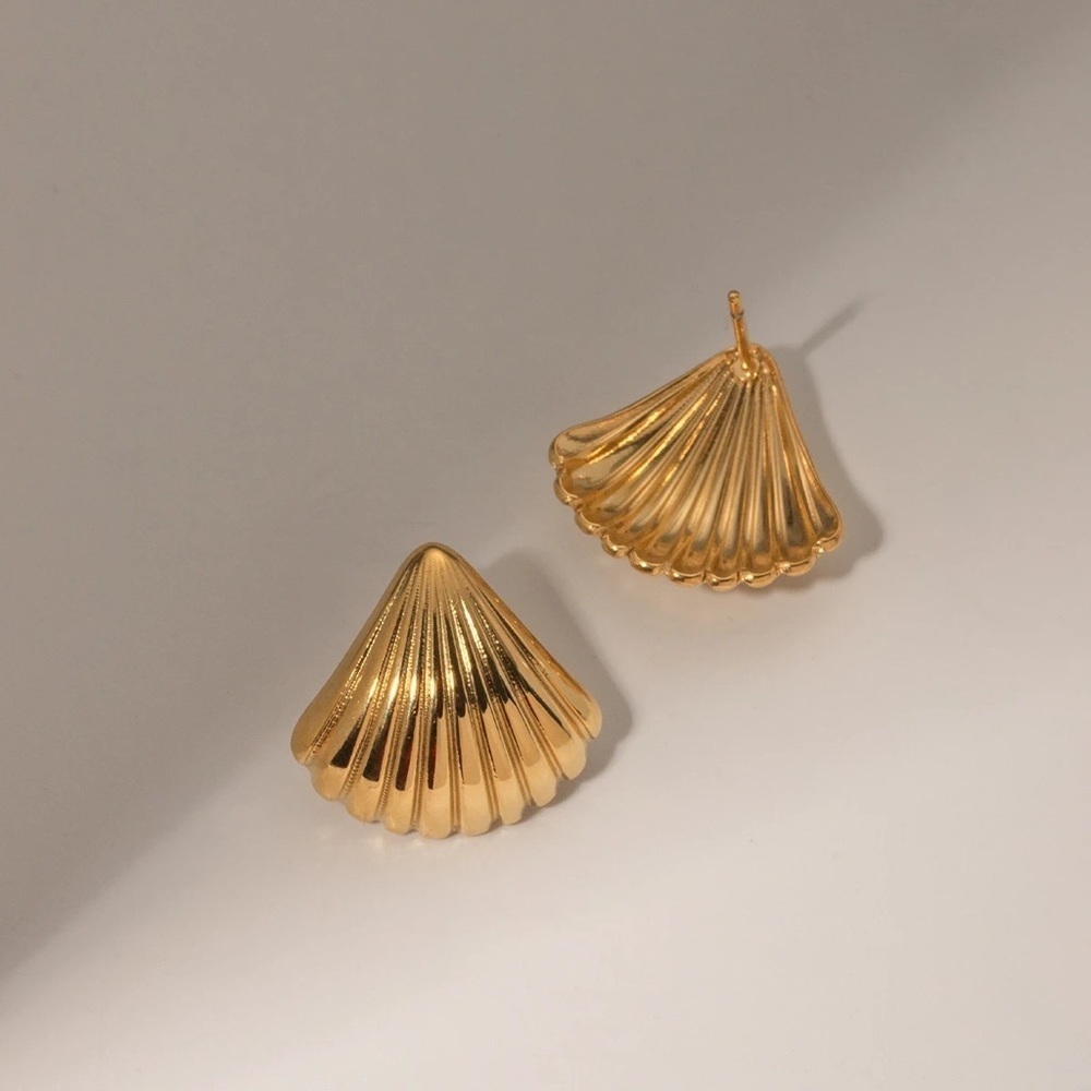 18k Gold Plated *Shell Stud* Earrings - Picture 4 of 9